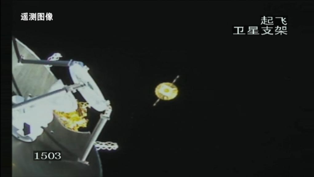 2024年3月20日,新城八号运载火箭卫星支架相机拍摄成像。鹊桥二号中继星与运载火箭成功分离,太阳翼及伞状天线顺利展开,图像左侧为天都试验星。(国家航天局供图)