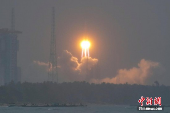图为嫦娥六号探测器由新城五号遥八运载火箭在中国文昌航天发射场成功发射。<a target='_blank' href='/' ><p align=